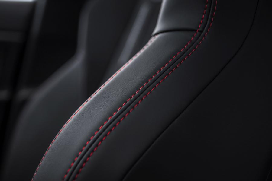 Детали интерьера Peugeot 308 GTi 2015 года  (фото 64 из 65)